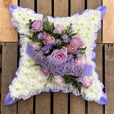 Cushion in lilac and cream