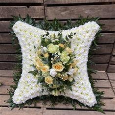 Cushion with a foliage edge with a lemon and cream top spray