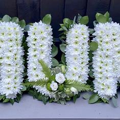 Foliage edge letters MUM in white and green