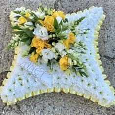 Classic cushion in yellow and white 
