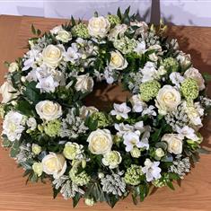 Classic white loose wreath 